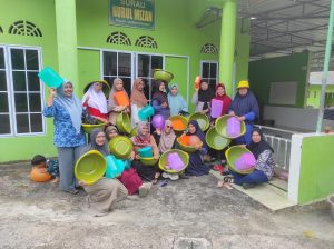 Meriahkan HUT RI ke-79, Emak-Emak RT 04 Perum Valiant Permai Bersaing Seru di Lomba Unik!