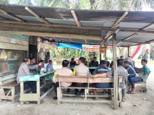 Kapolsek Kunto Darussalam Ajak Tokoh Masyarakat Dusun II Sei Dagang Sukseskan Pilkada Rohul 2024 dengan Aman dan Damai