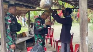 Ucapan Terimakasih Masyarakat Dengan Berikan Cinderamata Khas Papua Kepada Personel Pos Ampas Satgas Yonif 122/TS
