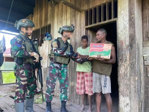 Kepedulian Marinir Satgas Yonif 6 Disambut Hangat Warga Sokamu