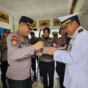 Kapolres Bintan Berikan Kue Ulang Tahun ke TNI-AL sebagai Wujud Sinergitas