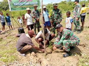 Satgas Yonif 122/TS Dukung Ketahanan Pangan di Perbatasan Papua, Ajak Warga Tanam Ratusan Bibit Pohon