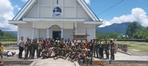 Harmoni Gotong Royong, Pos Elelim dan Polres Yalimo Bangun Rasa Kebersamaan Dengan Masyarakat