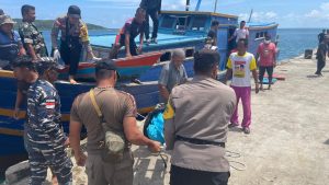Polsek Tambelan Bantu Mayarakat Evakuasi Penemuan Mayat di Pinggir Pantai Pulau Sedua Besar Tambelan