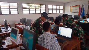 TNI Berikan Bekal Teknologi: Satgas Yonif 641/Beruang Latih Siswa SMA YPPGI Wamena Kuasai Komputer