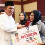 Gubernur Ansar Serahkan Bantuan Rp 1,965 Miliar kepada 1.965 UMKM Tanjungpinang di Hari Jadi Kepri ke-22 Tinta Jurnalis News