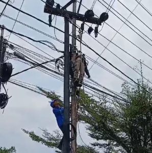Pria Tersengat Listrik Depan SMP 7: Bukan Petugas PLN Resmi, Diduga Pekerja Internet atau TV Kabel, Izin Dipertanyakan!
