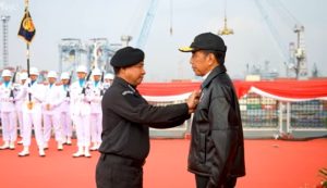 Presiden Jokowi Terima Brevet Kehormatan Hiu Kencana di Atas KRI RJW-992