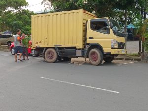 Hebat! Pengemudi Kendalikan Mobil Box Bocor Ban di Depan Polsek Tanjungpinang Timur