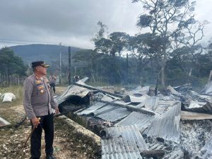 Polsek Tigi Respons Cepat Terhadap Kebakaran Rumah di Kampung Egepa, Deiyai