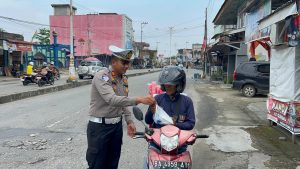 Personil Satlantas Polres Rohul Bagikan Nasi Kepada Pengguna Jalan, Implementasikan Program Riau Adalah KITA dan Cooling System Pilkada 2024