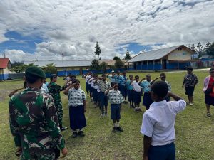 Tingkatkan Disiplin, Prajurit Pos Napua Ajarkan PBB Pada Murid SMP YPPGI ANIGOU