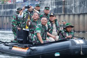 TNI Gelar Karya Bakti Ciliwung Bening Dalam Rangka HUT Ke-79 TNI