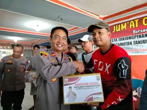 Kapolsek Tanjungpinang Kota Gelar Jumat Curhat dan Penyaluran Bantuan Sosial