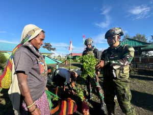 Satgas Yonif 509 Kostrad Borong Hasil Tani Warga Sugapa: Wujud Kepedulian TNI untuk Perekonomian Papua