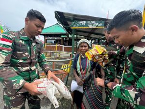 Satgas Yonif 509 Kostrad Berbagi Sembako, Wujud Kepedulian dengan Warga Kampung Mamba, Intan Jaya
