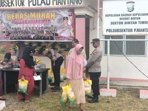 Polsek Bintan Timur Gelar Program Beras Murah di Desa Mantang Lama, Warga Sambut Positif Bantuan di Tengah Kenaikan Harga