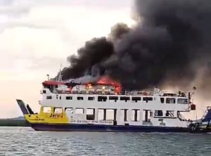 Kebakaran Hebat Kapal Roro KMP Tandeman di Perairan Batam 