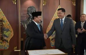 Serah Terima Jabatan Menhan: Prabowo Serahkan Memorandum Pelaksanaan Tugas kepada Sjafrie Sjamsoeddin