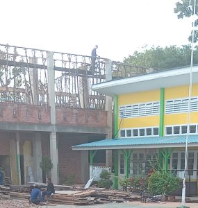 Proyek Rehabilitasi SMAN 5 Tanjungpinang Diduga Abaikan Keselamatan Kerja
