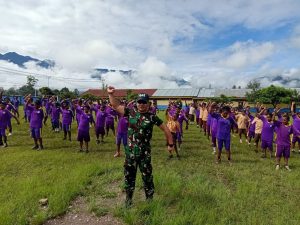 Satgas Yonif 641/Beruang Ajak Murid SMP YPPGI Anigou Tingkatkan Kebugaran Jasmani