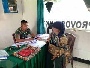 Yonkav 6/Naga Karimata Bantu Warga Asam Kumbang Buat Akta Kelahiran Tanpa Ribet