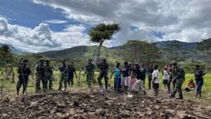 Dukung Ketahanan Pangan, Satgas 641/Bru Dampingi Petani Olah Lahan Pertanian