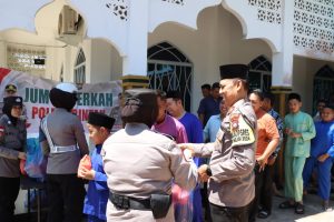Polres Bintan Gelar Jumat Berkah, Bagikan Nasi Bungkus kepada Warga Kampung Buyu