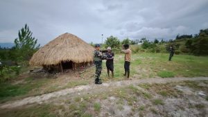 Eratkan Silaturahmi, Satgas Yonif 641/Bru Anjangsana dan Bagikan Sembako di Napua
