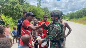 Warga Kampung Sokamu Sambut Hangat Komsos Satgas Marinir Habema