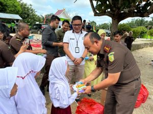 Kejaksaan Negeri Rokan Hulu Dukung Asta Cita Presiden dengan Bagikan 150 Paket Makanan Bergizi untuk Siswa SD
