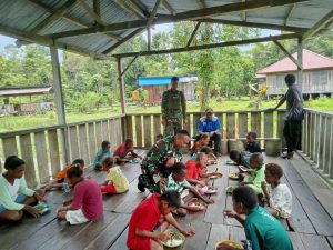 Satgas Yonif 503 Kostrad Bagikan Makan Siang Gratis untuk Siswa SD Rimba Sukacita di Nduga