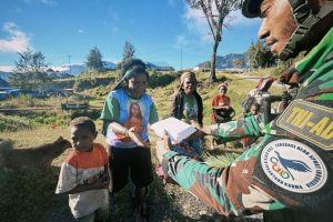 Warga Emondi Gembira Sambut Makanan Gratis dari Satgas Yonif 509 Kostrad