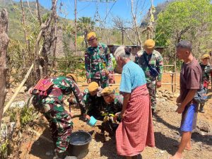 Menambah Motivasi Belajar Satgas Yonif 762/VYS Membagikan Makanan Dan Buku Tulis Kepada Siswa-Siswi di 2 Sekolah