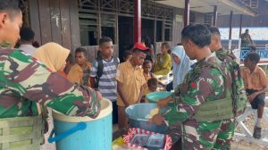 Satgas Yonif 642/Kps Dukung Program Pemerintah Dengan Membagikan Makanan Bergizi di Papua