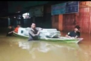 Bripka Miro Kawal Kotak Suara di Tengah Banjir, Dedikasi Polri untuk Demokrasi yang Tak Tergoyahkan