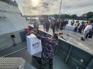KRI Butana-878 Dukung Distribusi Logistik Pilkada Sulut 2024 hingga Pulau Miangas