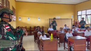 Dukung Program Makan Gratis, Satgas Yonif 642/Kps Pos Tomage Bagikan Makanan Bergizi