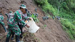 18 KK Terisolir, Ratusan Prajurit TNI Bersihkan Timbunan Longsor