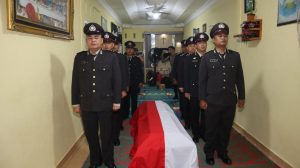 Polresta Tanjungpinang Laksanakan Upacara Pelepasan Jenazah Alm Bripka Johm Wister di Rumah Duka