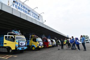 Bey Machmudin Sambut Kedatangan Perdana Kargo di Bandara Kertajati