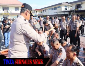 Kapolrestabes Medan Pimpin Upacara Kenaikan Pangkat dan Wisuda Purna Bakti Personel