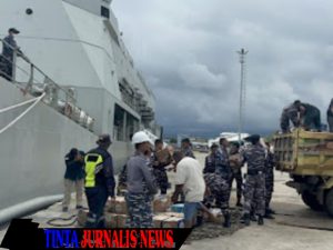 Bawa Bantuan Kemanusiaan, KRI Teluk Youtefa-522 Tiba di NTT