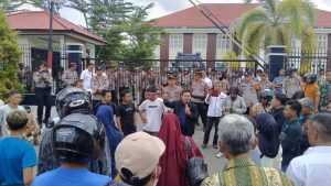 Aksi Damai Aliansi Masyarakat Rambah Tengah Hulu di PN Pasir Pengaraian Berlangsung Kondusif