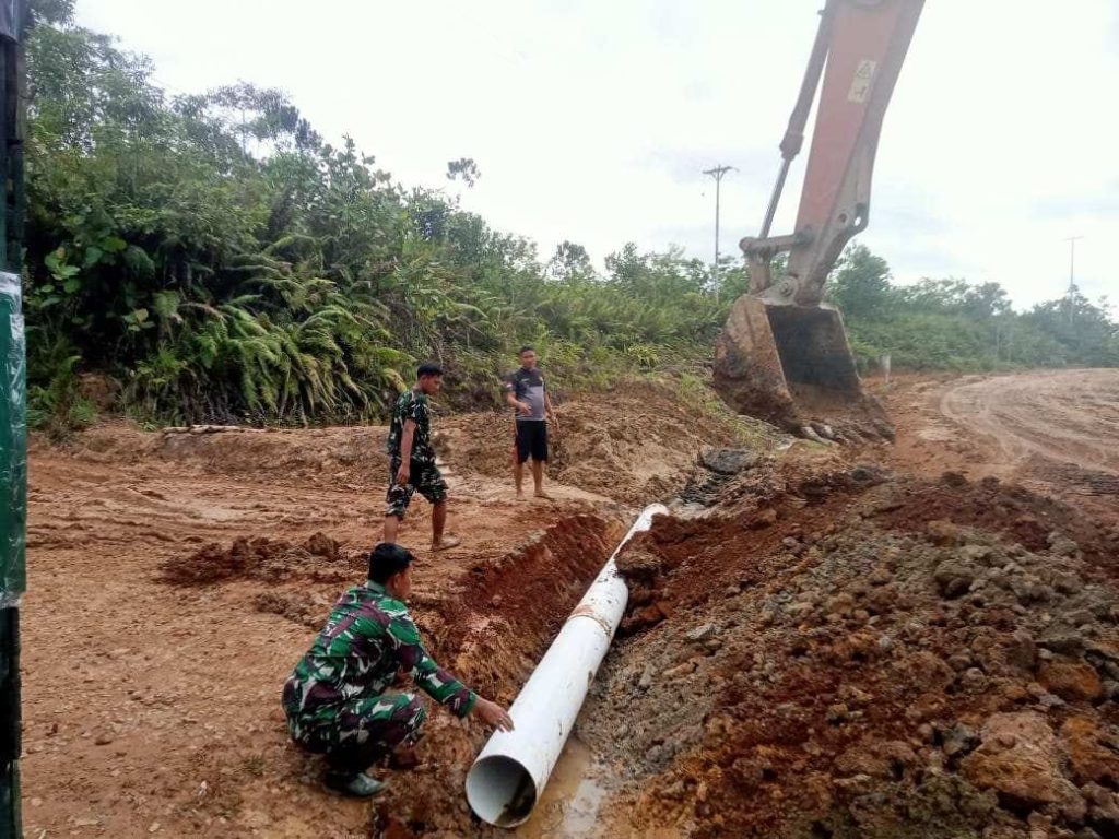 Satgas Yonzipur 5/ABW Terjunkan Alat Berat, Perbaiki Jalan Perbatasan