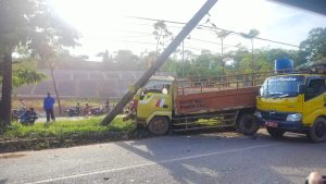 Dua Truk Ringsek Hantam Tiang Listrik di Jalan Kabil-Telaga Punggur