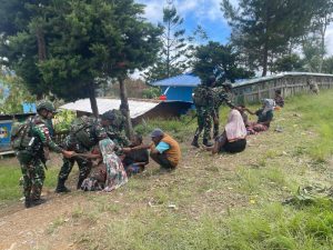 Jalin Keakraban, Satgas Yonif 641/Bru Ajangsana Di rumah Tokoh Masyarakat Distrik Eragayam   