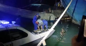 Mundur dengan Kecepatan Tinggi, Honda BR-V Tabrak Pembatas dan Tercebur ke Laut