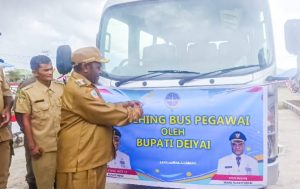 Bupati Deiyai Luncurkan Bus Dinas untuk Antar-Jemput ASN, Dukung Ketepatan Waktu