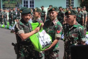 Danmenarmed 2 Kostrad Serahkan THR dan Zakat Fitrah untuk Prajurit dan Masyarakat